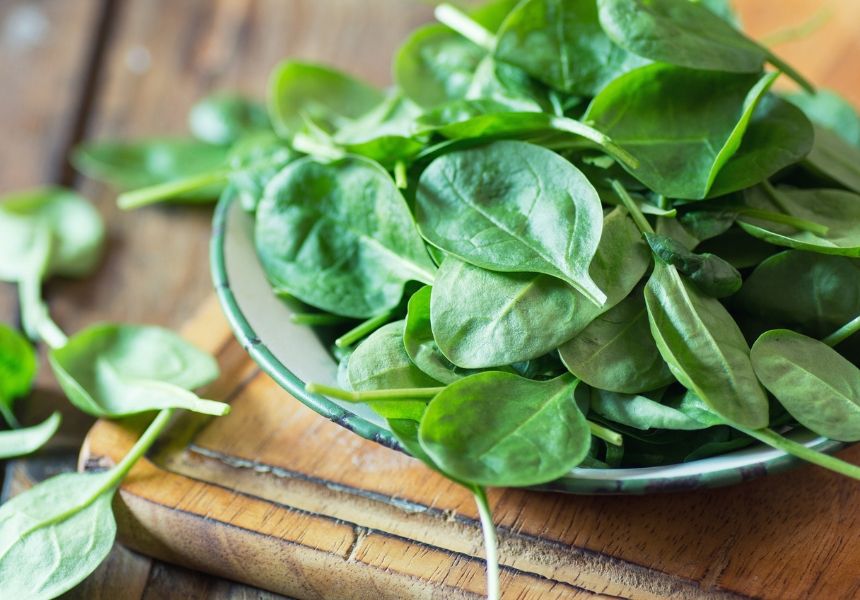Grünes Gemüse, wie Spinat, sowie Salat enthält viel Vitamin K.