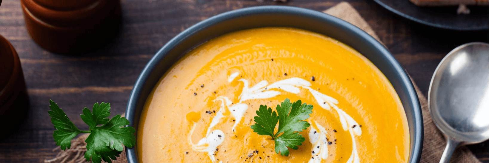 Vegane Pastinaken-Möhren-Suppe mit lovital Trinknahrung