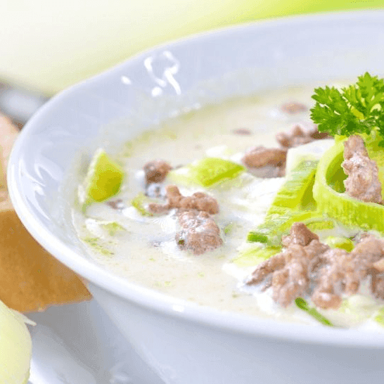 Käsen-Lauchsuppe mit Hackfleisch mit Trinknahrung