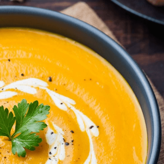 Vegane Pastinaken-Möhren-Suppe mit lovital Trinknahrung