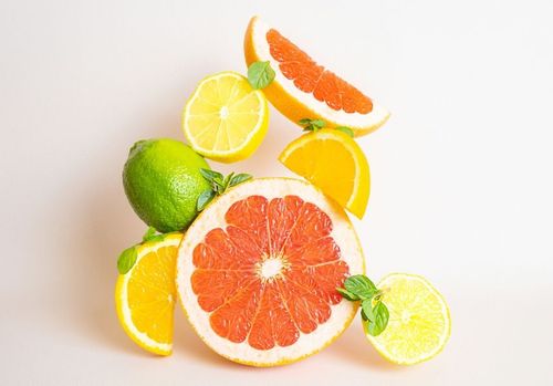 Zitrusfrüchte sind reich an Vitamin C.