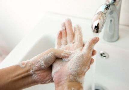 Vor der Verabreichung von Sondennahrung sollten Sie die Hände waschen und desinfizieren. 