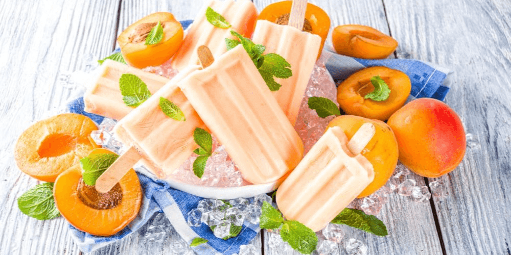 Aprikosen-Pfirsicheis am Stiel Aprikosen-Pfirsicheis am Stiel