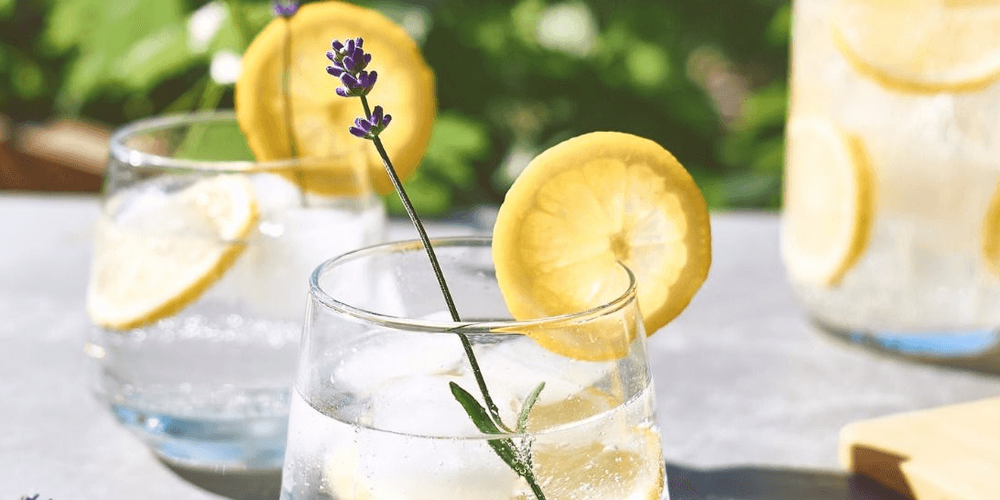 Ein Glas mit Wasser und Zitrone als Durstlöscher