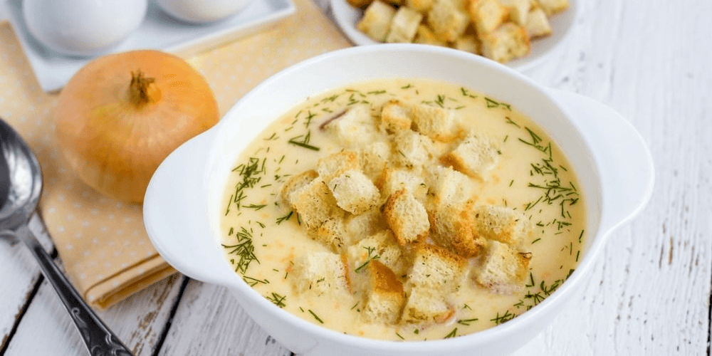Zwiebelsuppe mit Käsecroutons Zwiebelsuppe mit Käsecroutons