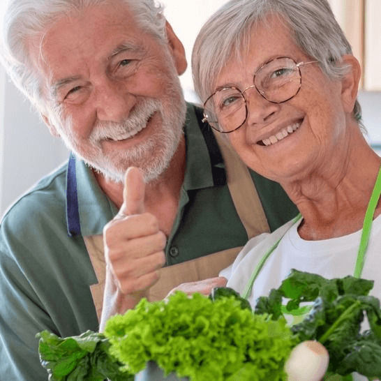 Älteres Ehepaar freut sich über Ernährungstipps für eine gesunde Ernährung im Alter.